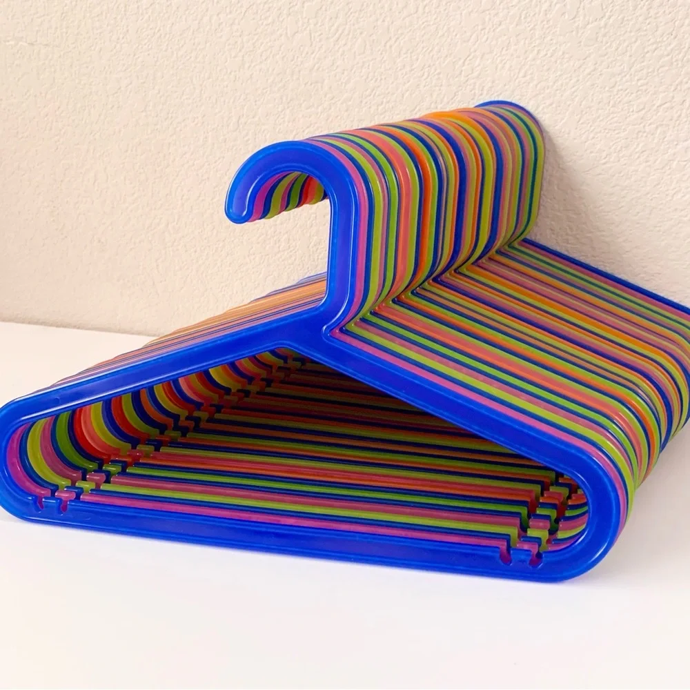 Narrow shoulders hangers 40 set rainbow by Anna everflund